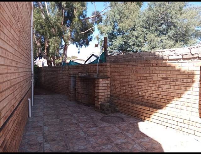 3 BEDROOM TOWNHOUSE FOR SALE IN GREENHILLS EXT 3